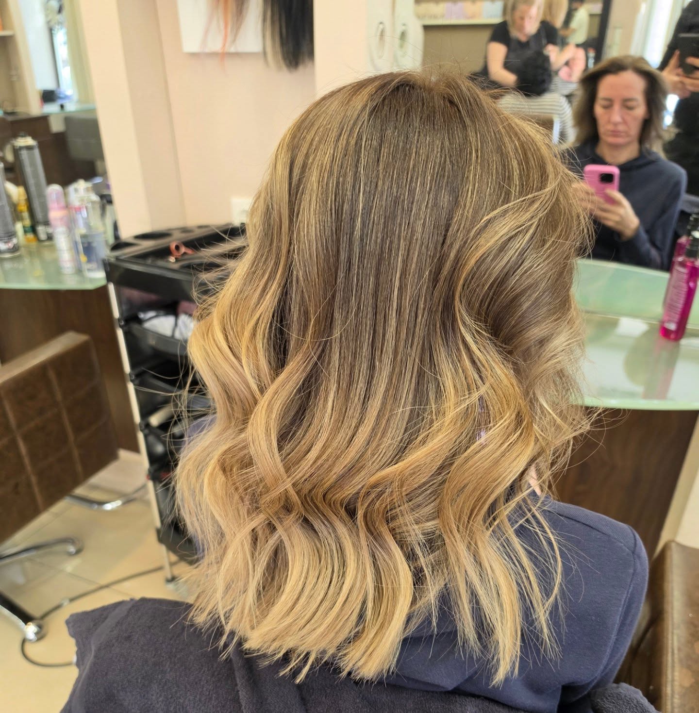 Warme Honig-Balayage mit weichen Wellen