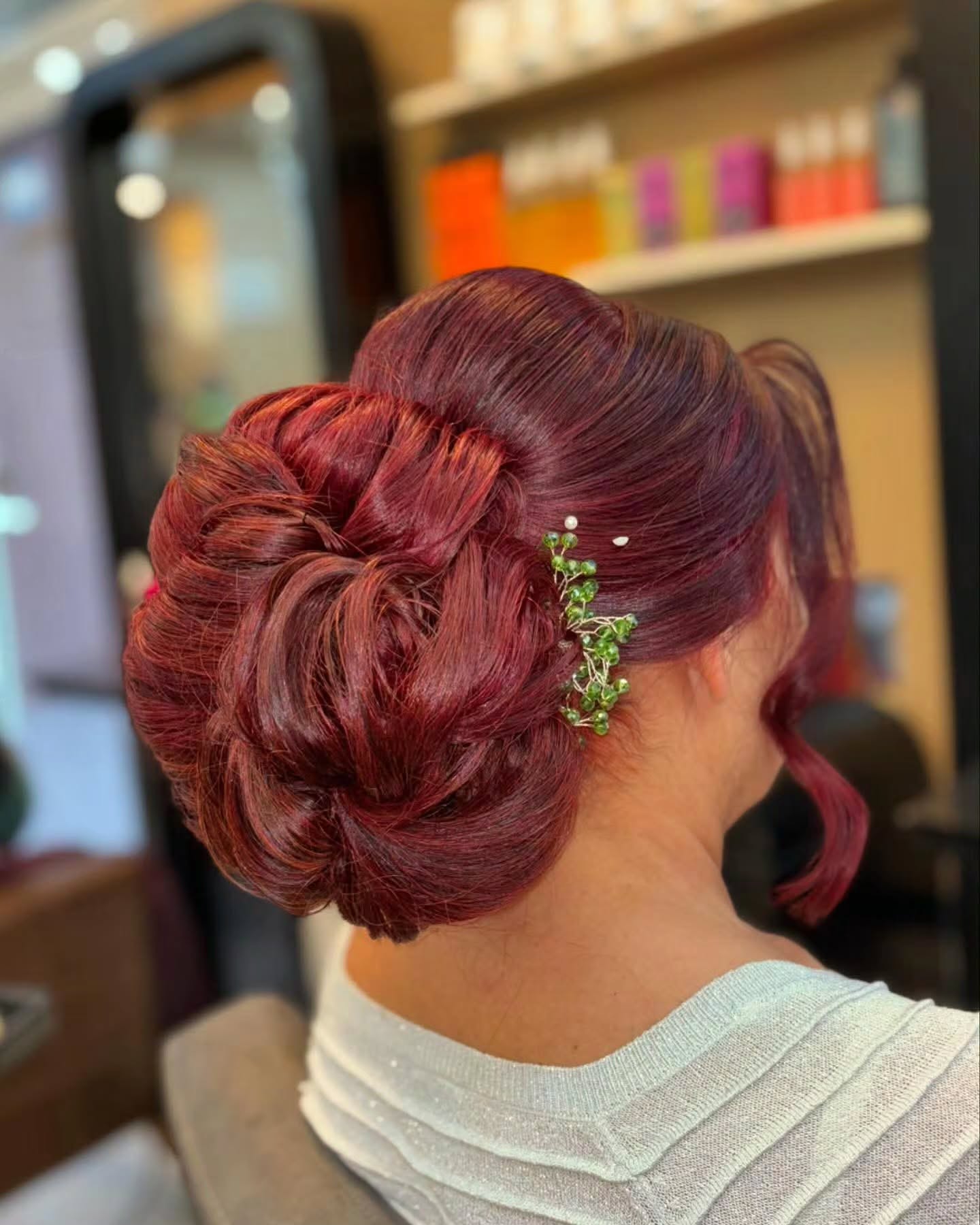 Elegante Hochsteckfrisur in Rubinrot mit Haarschmuck