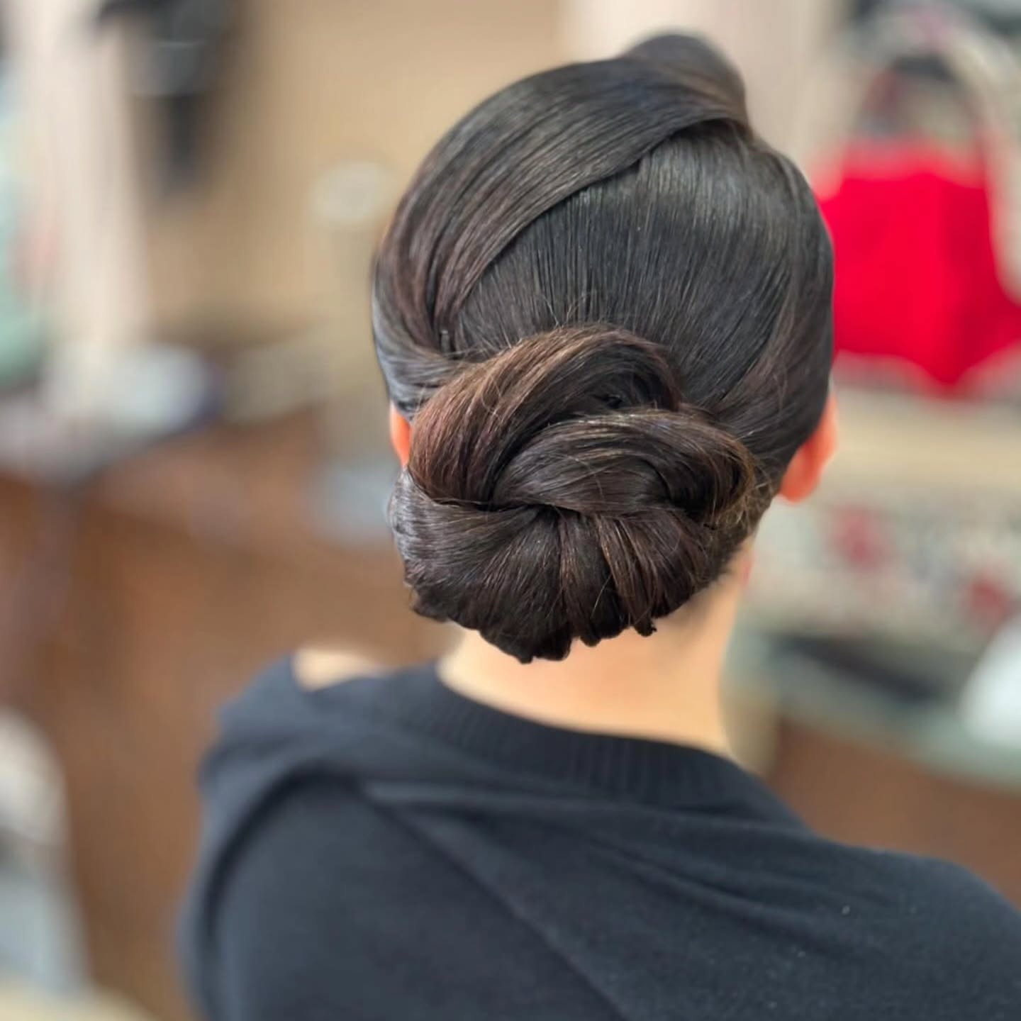 Klassische, glänzende Hochsteckfrisur mit tiefem Dutt