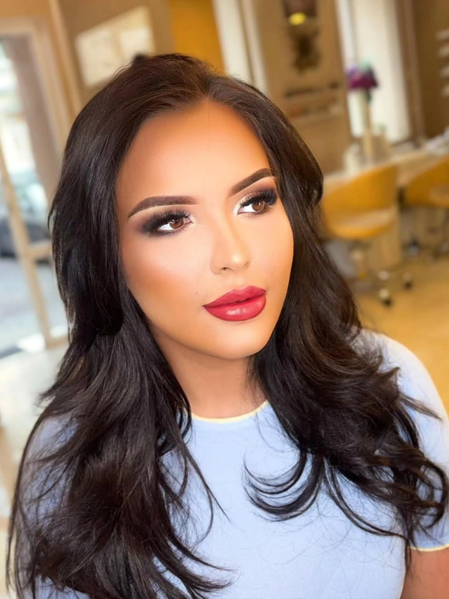 Glamour-Styling mit dunklen Wellen und rotem Lippenstift