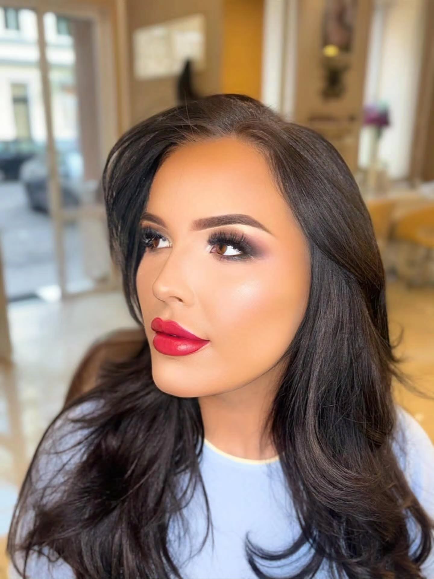 Professionelles Abend-Make-up mit rotem Lippenstift
