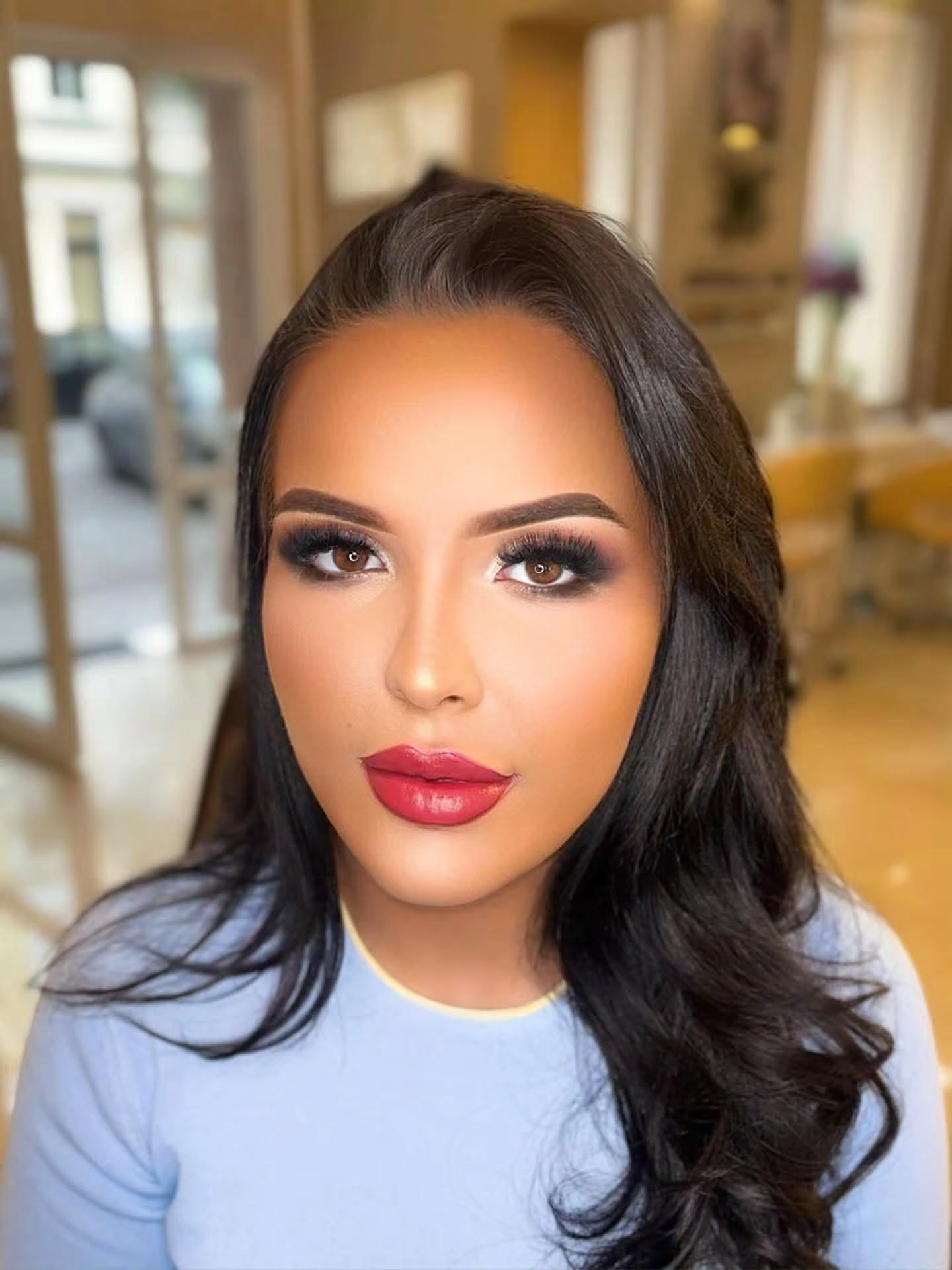 Abend-Make-up mit roten Lippen und weichen Wellen