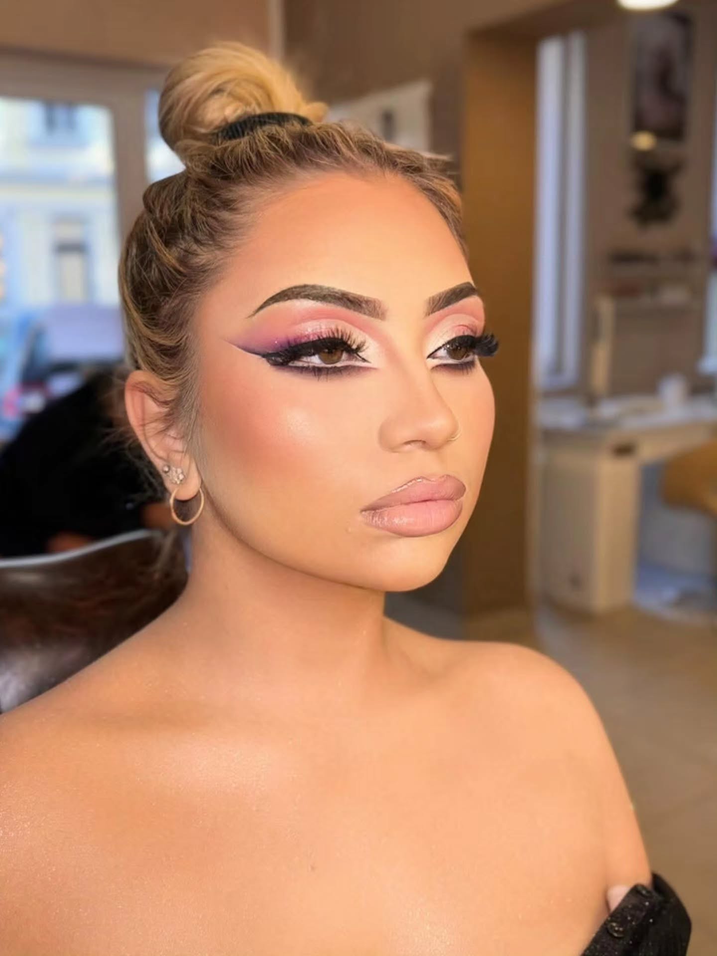 Kunstvolles Augen-Make-up mit hohem Dutt