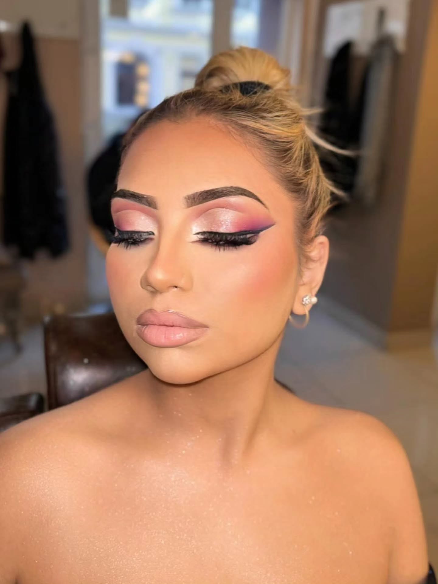 Cut-Crease-Make-up mit rosé Lidschatten und hohem Dutt