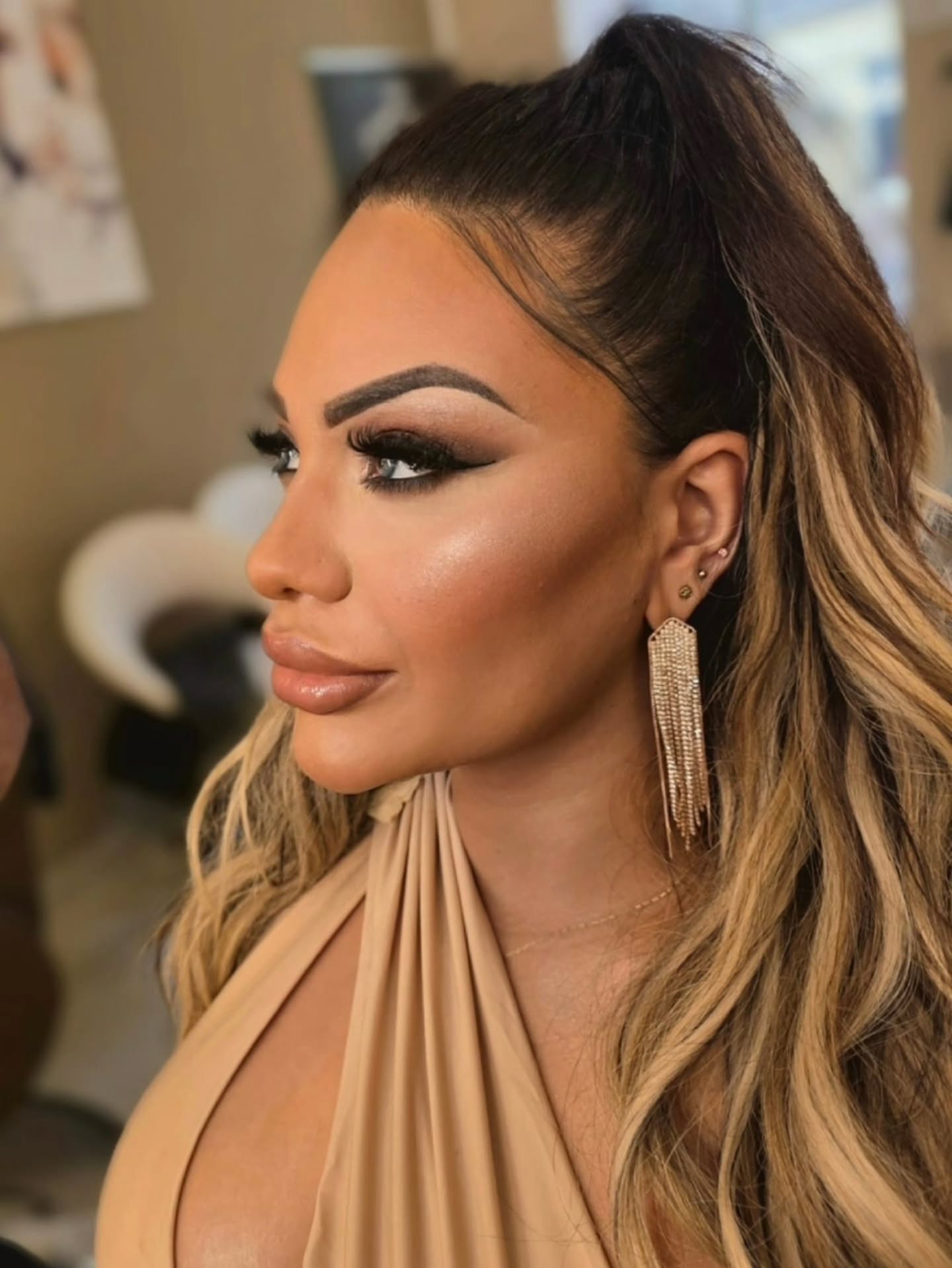 Bronde Balayage-Wellen mit goldenen Reflexen im Profil