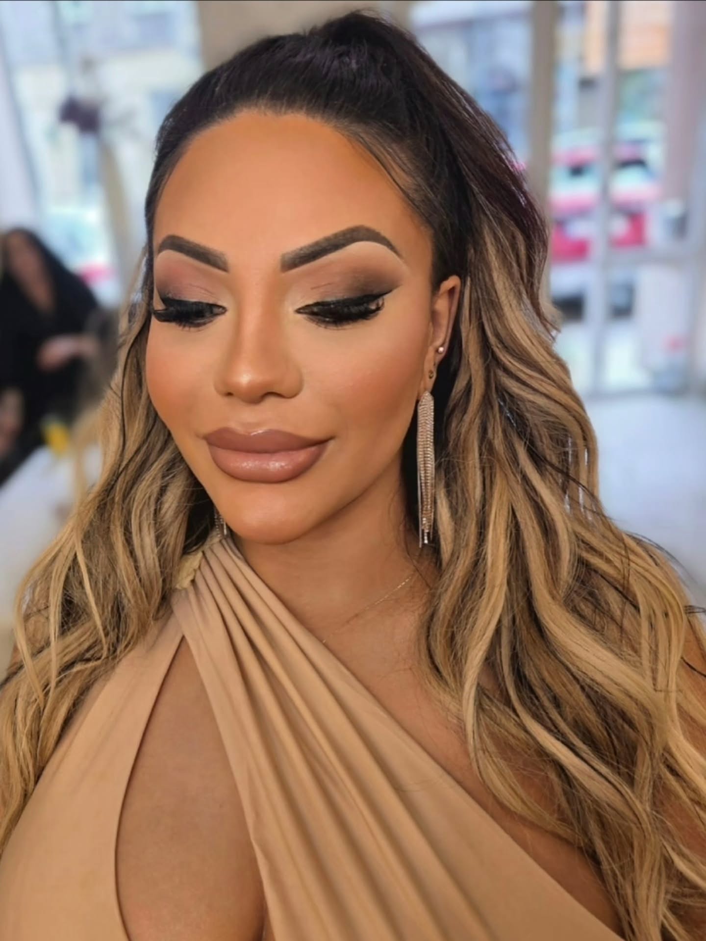 Bronde Glamour-Wellen mit Statement-Ohrringen